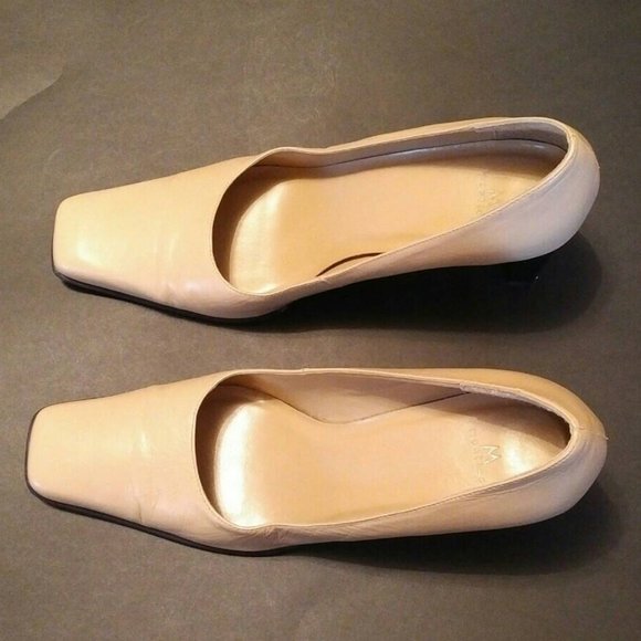 FLASH SALE! Vintage Square-Toe Pumps, Buttercream Faux-Leather. Size 8-1/2 - Picture 2 of 6